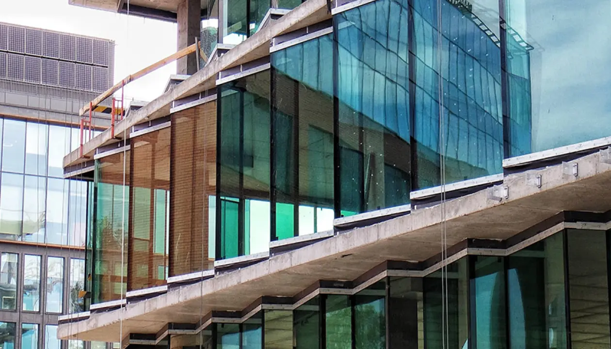 Gebäude mit Isolierglaseinheiten