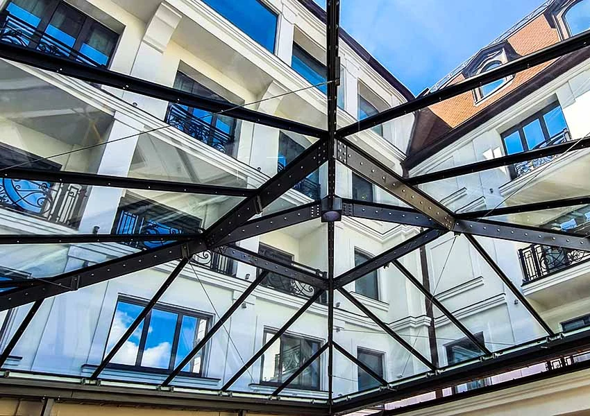 Dome system covering a restaurant hall