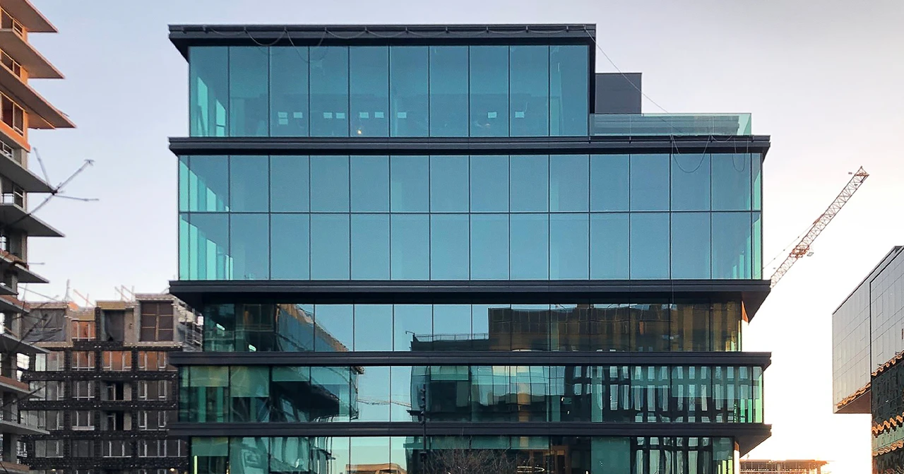 Fassade des Bürogebäudes von UNIT.City in Kyiv, Ukraine