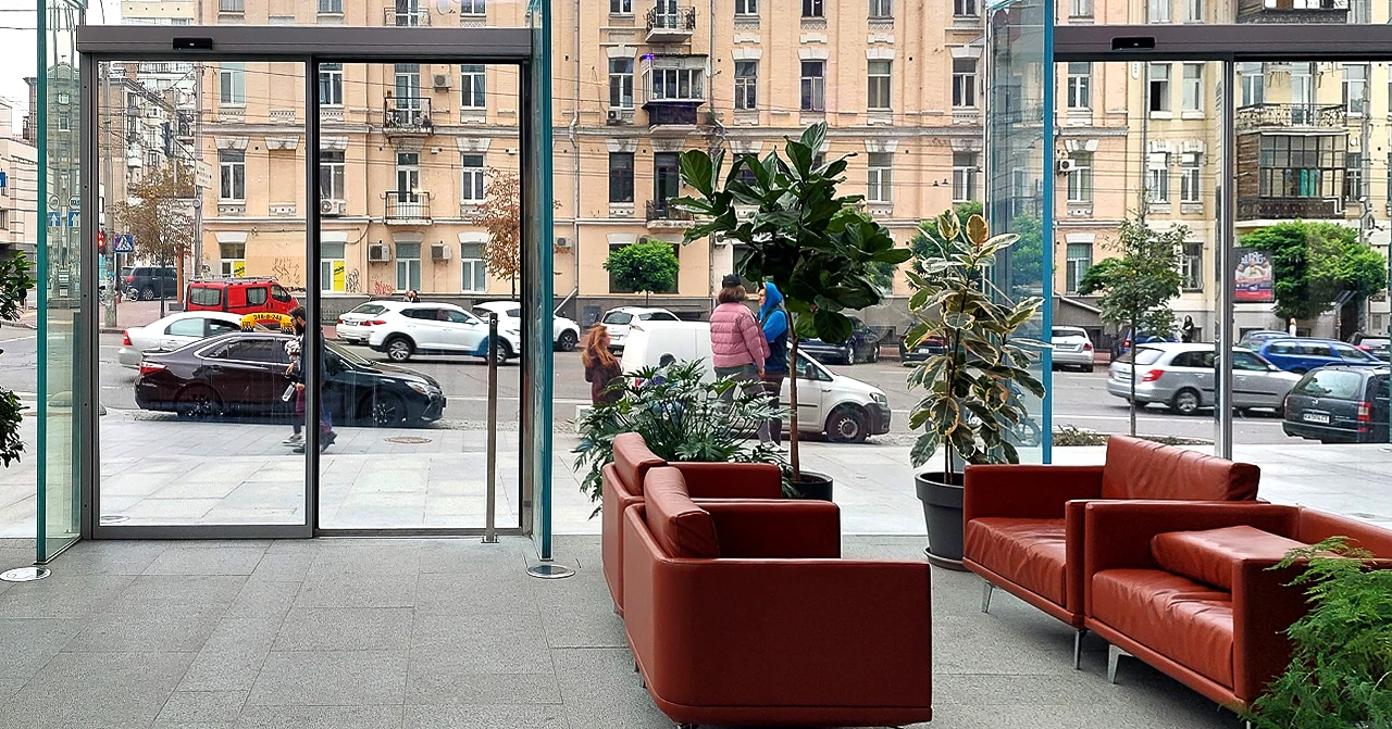 Innenansicht der Eingangsgruppe des Chicago-Wohnkomplexes in Kyiv