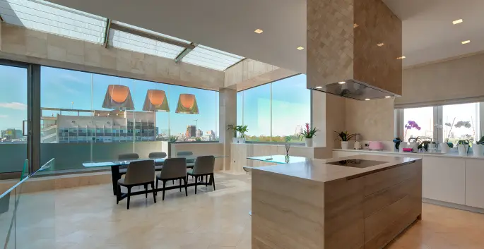 Frameless Glazing for Living